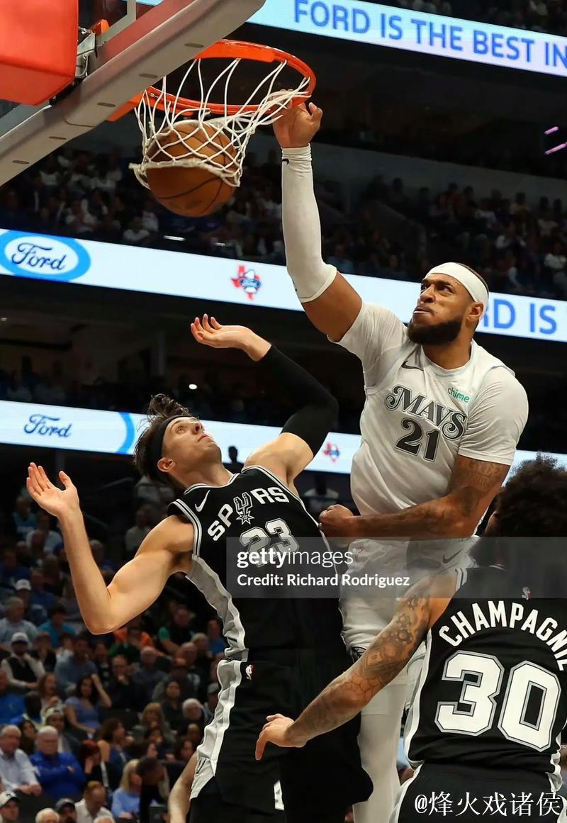 加福德出战13分钟,投篮1中1得到2分2篮板2助攻1抢断1盖帽 加福德出战13分钟,投篮1中1得到2分2篮板2助攻1抢断1盖帽